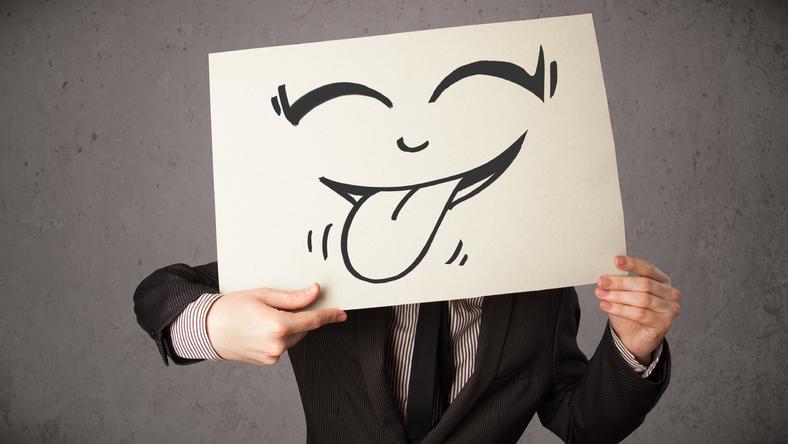 倒腾了一番11年前对“华为买断工龄”的那拨报道后,我们钩出一个小八卦……